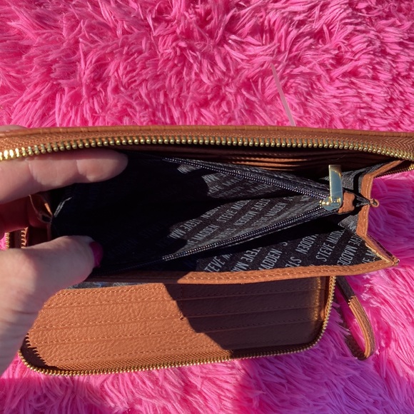 Steve Madden faux leather embossed logo gold tone hardware wallet NWT - Picture 7 of 10